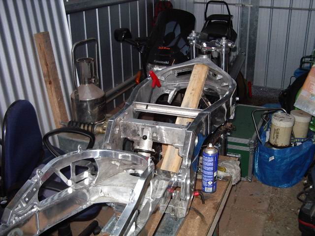 zxr750 frame 17K06.JPG