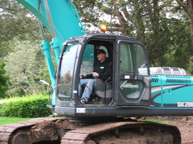 2004_0101Cobelco0042.JPG