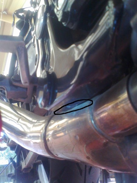 gpx750r-Exhaust_against_frame1a.JPG