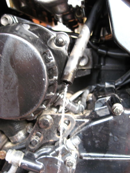 gpx750r_a_lh_carb_pissing.jpg