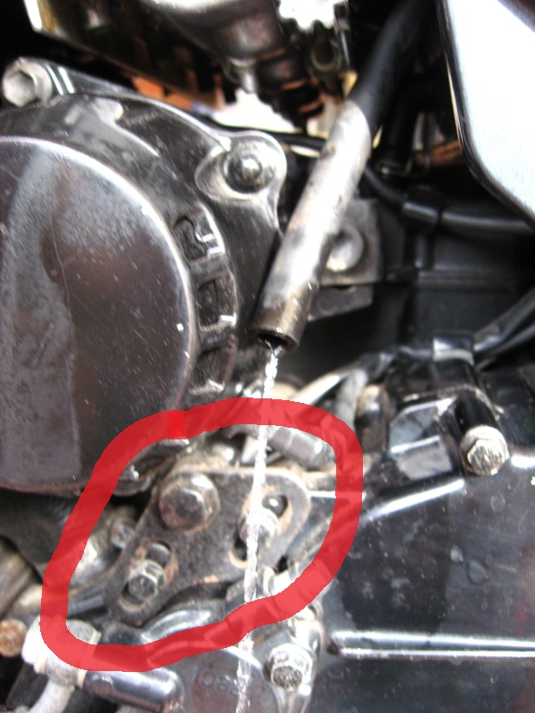 gpx750r_a_lh_carb_pissing_alt.jpg