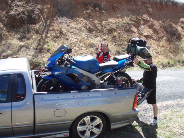 Ponti to the rescue with Kev's ute. Luckily he was on the way to Albury to pick up Tigger and could make a bit of a detour.