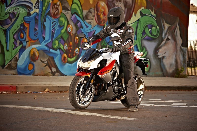 kawasaki-z1000-11_800x0w.jpg