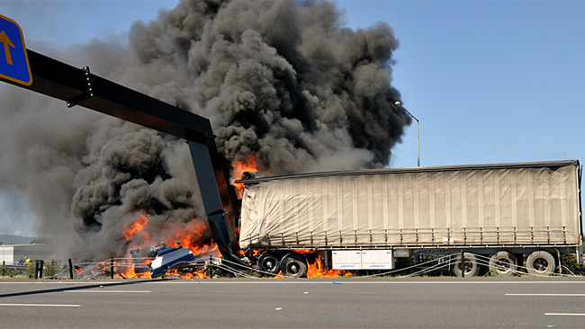 898367-truck-crash-on-eastlink.jpg