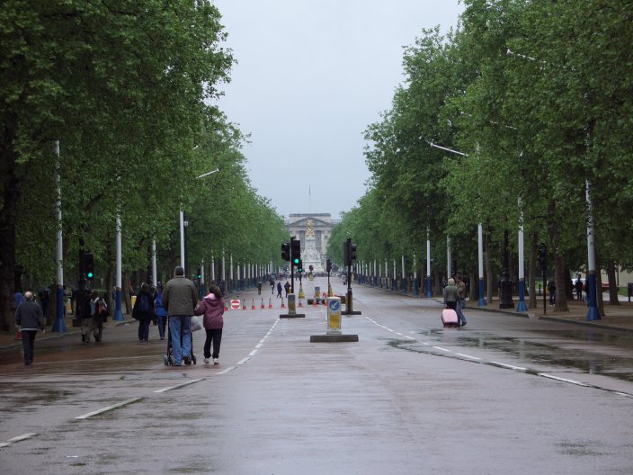 Looking down the Mall to Buckingham Palace.jpg